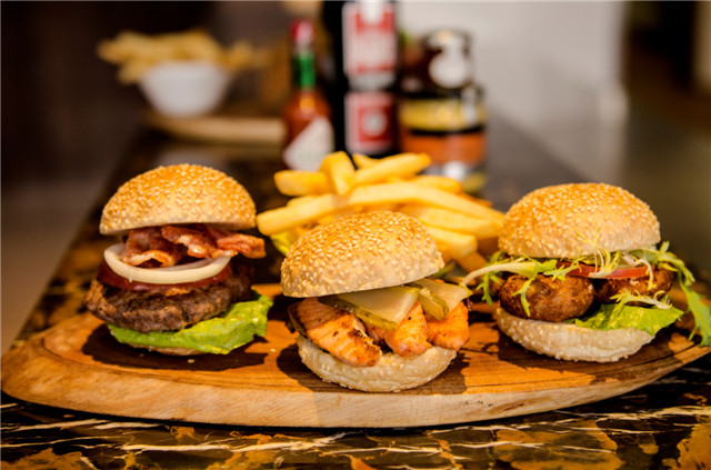 3.燃吧特色汉堡Burger.jpg