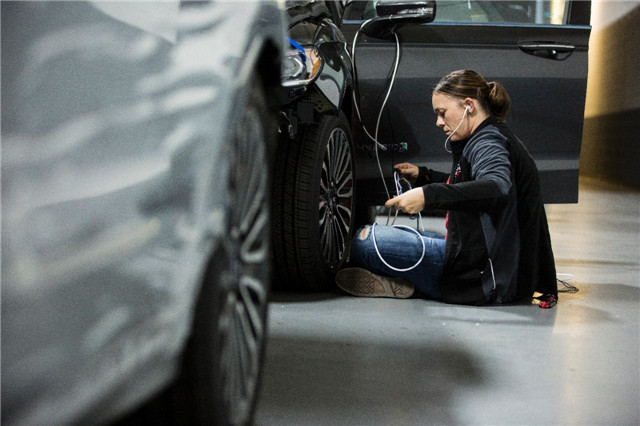 新一代福特Fusion混合动力自动驾驶测试车_3.jpg