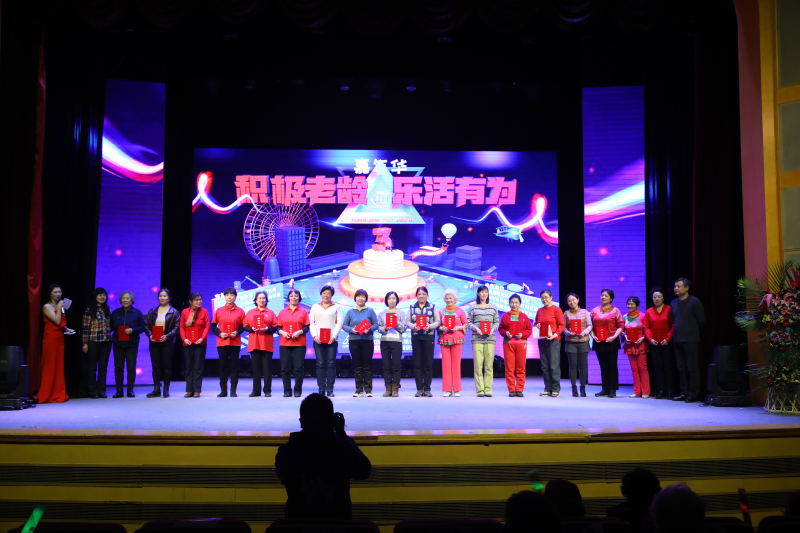 2.现场为社区长辈颁发荣誉证书2.jpg