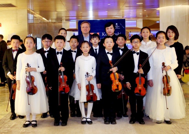 batch_总经理与表演者合影.jpg