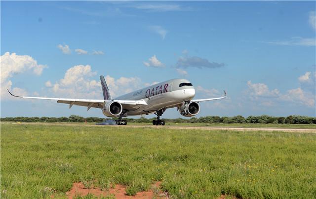 卡塔尔航空空客A350降落哈博罗内国际机场.jpg