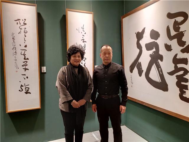 雅昌文化集团副董事长何曼玲参观寇克让老师展览.jpg