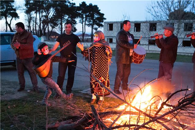 Fargana_Gasimli_Qazax rayonu Daşsalahlı kend sakinleri  novruz tonqalı etrafında...jpg