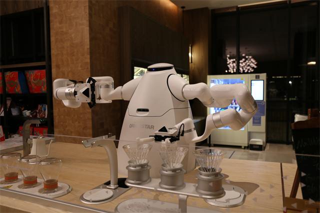 2.猎户星空烹茶机器人“豹大白”.jpg