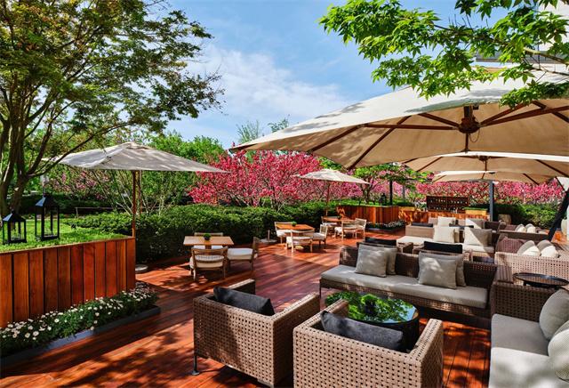 2.北京宝格丽酒店La Terrazza花园露台，演绎 La Dolce Vita热烈欢愉的生活方式.jpg