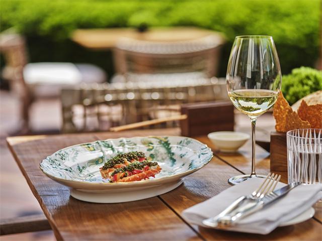 3.宾客可于花园露台享用Il Ristorante – Niko Romito餐厅当季美馔.jpg