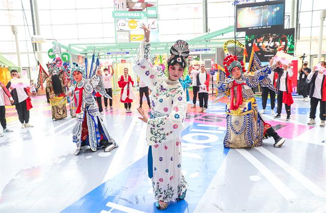 配图3 国风港潮 舞动“京”彩 庆祝香港回归祖国25周年快闪活动在京举行.jpg