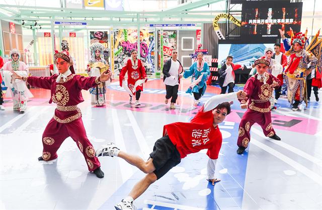 配图2 国风港潮 舞动“京”彩 庆祝香港回归祖国25周年快闪活动在京举行.jpg