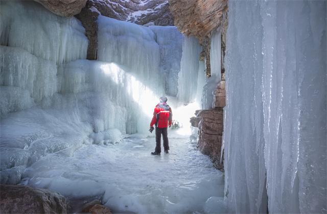 Griz waterfall _ frozen (7).jpg