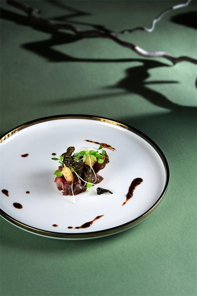 黑椒茶香牛腹肉Roasted beef belly in tea leaf with Chinese toon and golden apple.jpg