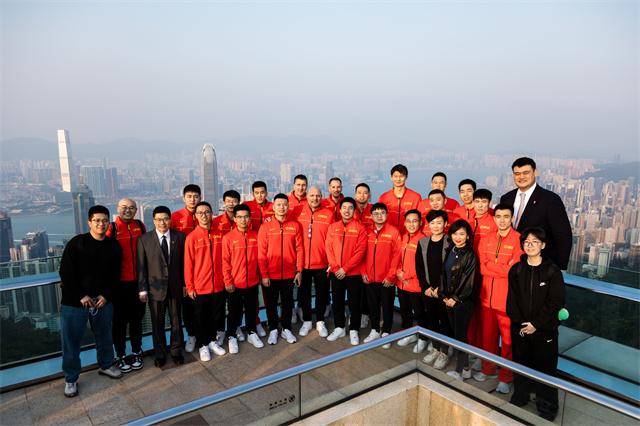 1-中国男篮在太平山顶俯瞰维港景色.jpg