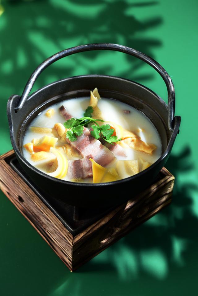 腌笃鲜 Bamboo Shoot Soup with Southern Ham and Pork Ribs.jpg