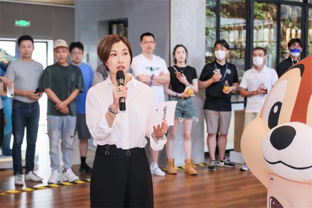 6. 尚晋集团首席创新官连均娸女士为本次Artelli x 小泉悟上海首展开幕发言.jpg
