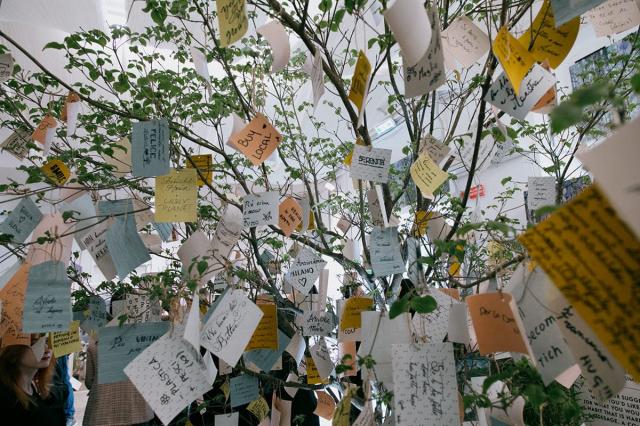 design_week_2023_alcantara_wish_tree_vanity_fair_social_garden_01.jpg