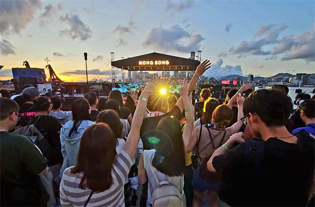 图片1-游客欢聚维港水上音乐会.jpg