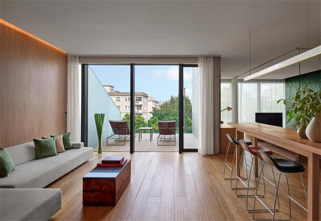 The Opposite House Studio 95 Living Room & Terrace 北京瑜舍95平米套房客厅&露台.jpg