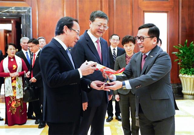 越捷航空领导向政府人员介绍新航线.jpg