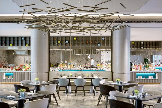 CDBCA_Cordis_Market_Sitting_Area_with_Kitchens_2018_lores.jpg