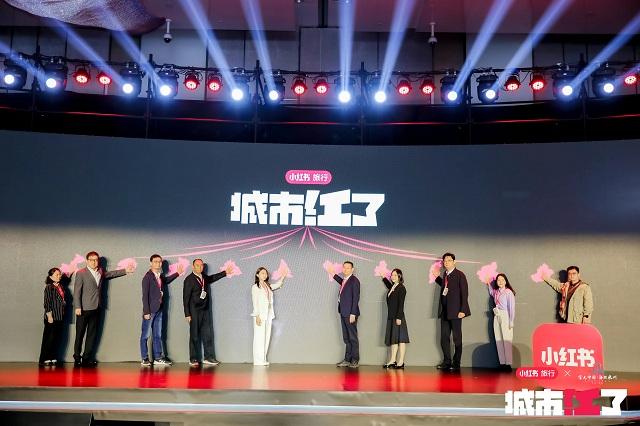 图片2 - 旅发局总干事程鼎一与其他城市代表登台参加亮灯仪式.JPG