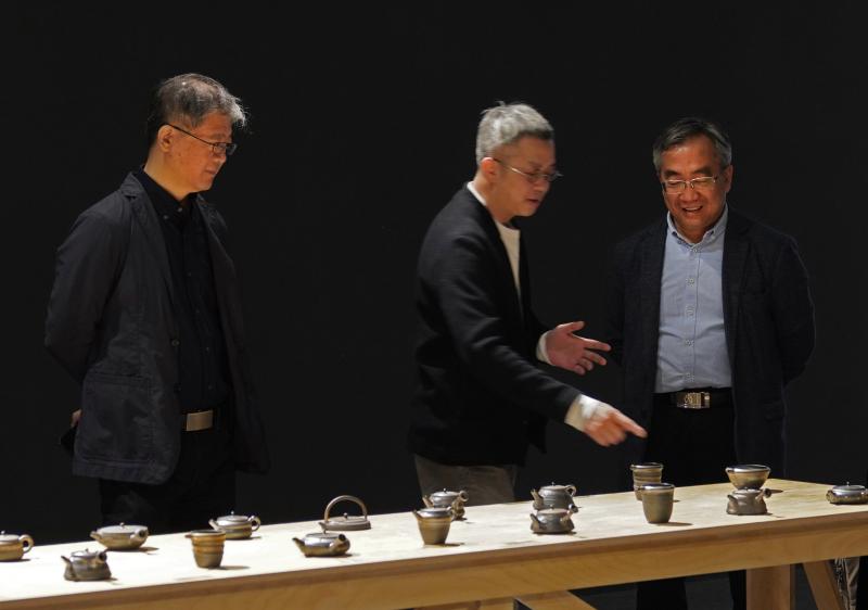 左一 清华大学美术学院院长马赛、作者本人、右一清华大学美术学院党委书记覃川.jpg