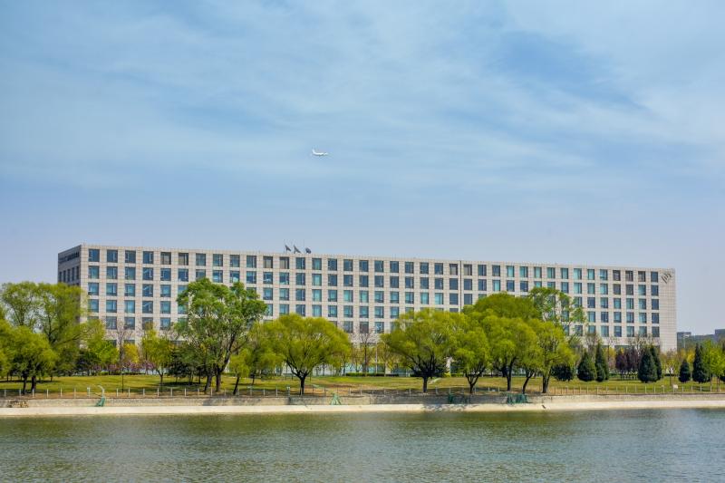 西湖公园内看酒店楼体2.jpg