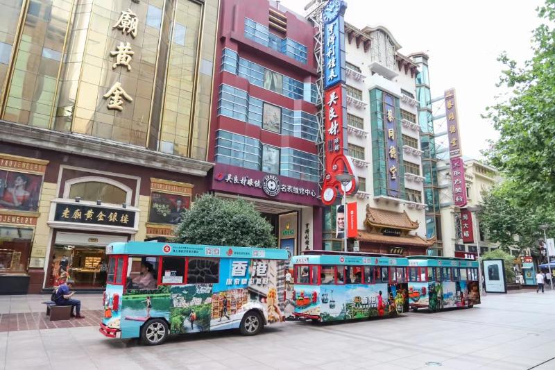 图片4-上海观光车身展示香港夏日旅游体验.jpg