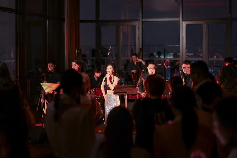 歌手朱苏洁现场动人演绎.jpg