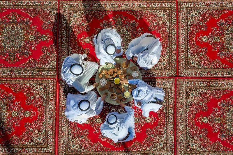 配图2-塔伊夫当地人享用 Al-Mallah 面包（左）.jpg