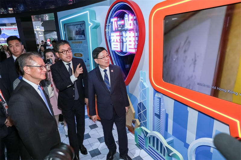 1-香港特区政府高层参观旅发局展台.jpg