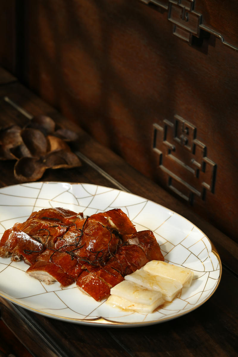 Signature Dish 陈皮花胶深井烧鹅 (3 of 3).jpg