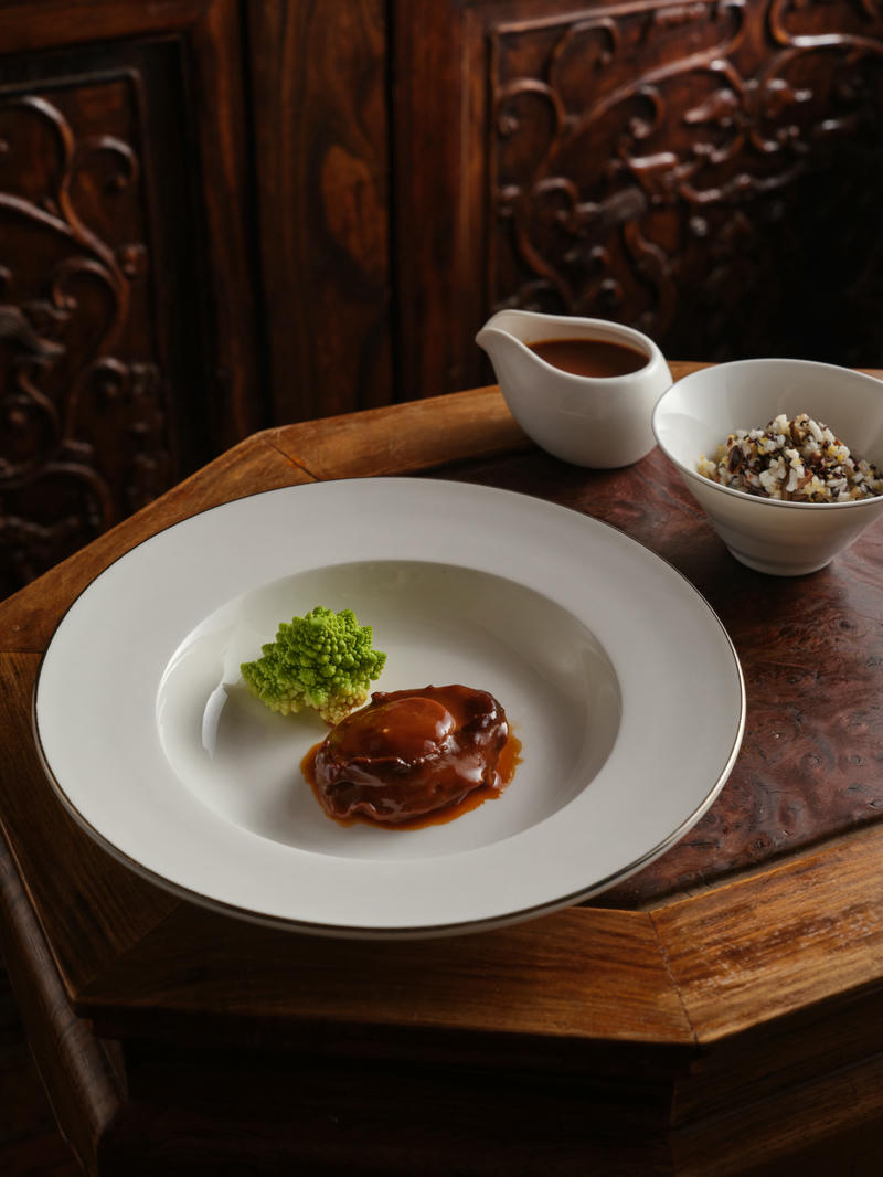鲍汁扣10头溏心鲍 Braised South Africa Abalone (10 Heads) Romanesco, Wild Rice and Abalone Sauce.jpg