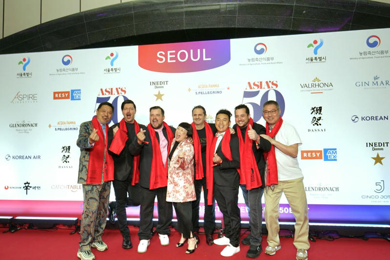 获颁 2025 “亚洲 50 最佳餐厅” 第 2 及第 3 名的大班楼和永，与同样跻身榜单的香港名厨热烈庆贺。.jpg