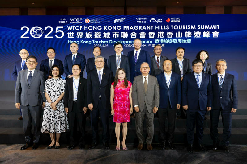 新闻稿配图1-商业领袖合影.jpg