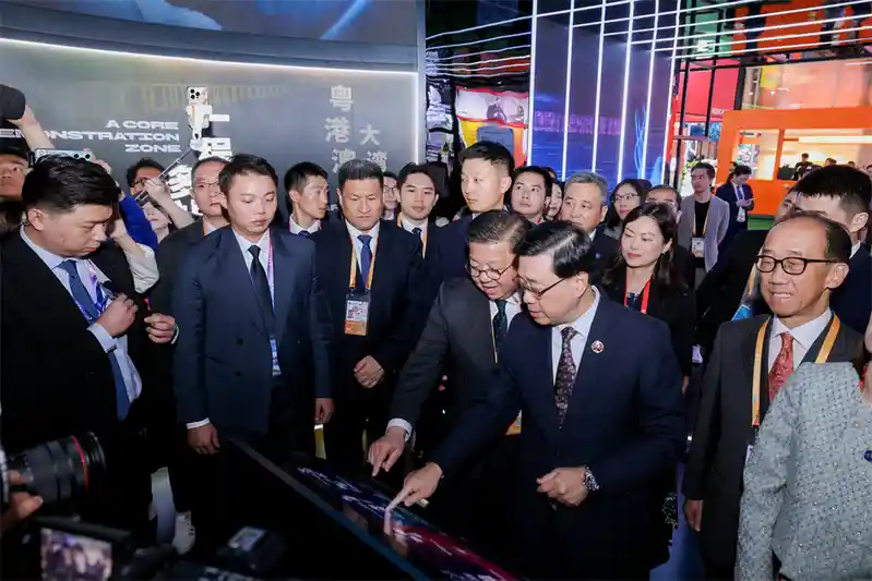 02_香港旅游发展局总干事刘镇汉(中左)向香港特别行政区行政长官李家超(中右)介绍展台情况.jpg