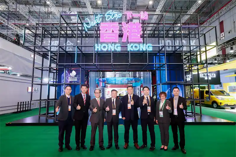 03_香港旅游业界代表在进博会“下一站・香港”主题展台前合影.jpg